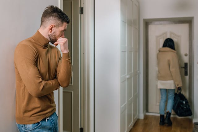 Vrouw verlaat huis ex na een vrijblijvende nacht samen. De ex staat erbij te kijken zonder moeite voor haar te doen.