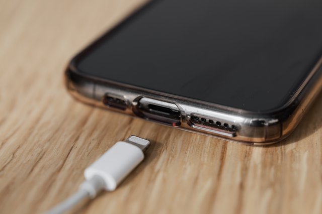 iPhone met losgekoppelde laadkabel als metafoor voor open eindes in gesprekken om je ex aan het denken te houden volgens de ex terug methode.