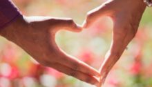 Man en vrouw maken samen een hartje met hun handen – symbool voor een herstelde relatie dankzij de juiste ex terug methode.