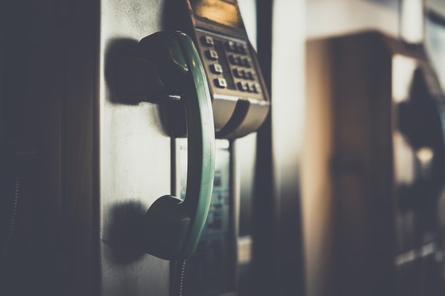 Telefoon op de haak als symbool voor radiostilte na een relatiebreuk.