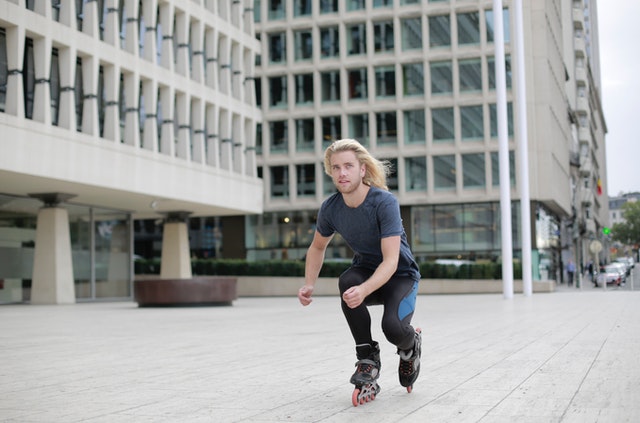 Man op skates buiten, symbool voor zelfzorg en beweging na een relatiebreuk.