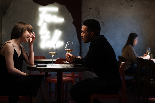 Stel zit in een romantisch restaurant, symbool voor laten zien dat je bent veranderd.