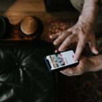 Hand die telefoon vasthoudt met dating-app Tinder, klaar om naar rechts te swipen voor ex.