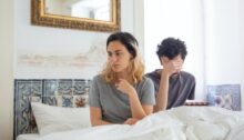 Man en vrouw zitten in bed. Er is zichtbare afstand omdat een van hen is vreemdgegaan