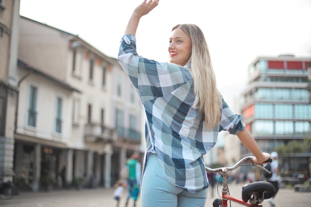 Vrouw past de psychologische truc toe van niet te beschikbaar zijn en neemt vriendelijk afstand van haar ex om deze terug te winnen.