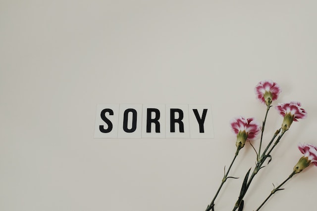 Bloemen en de tekst sorry. Een duidelijk signaal dat je ex niet over je heen is.