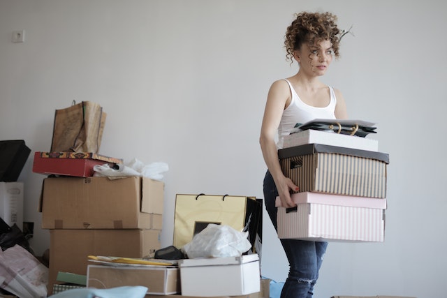 Vrouw met allemaal spullen van haar ex, ze vraagt zich af of alles er nog ligt, omdat haar ex haar terugwil.