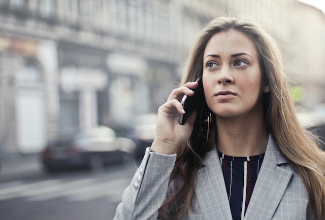 Vrouw die besluit om een tijdje geen contact te hebben met haar ex.