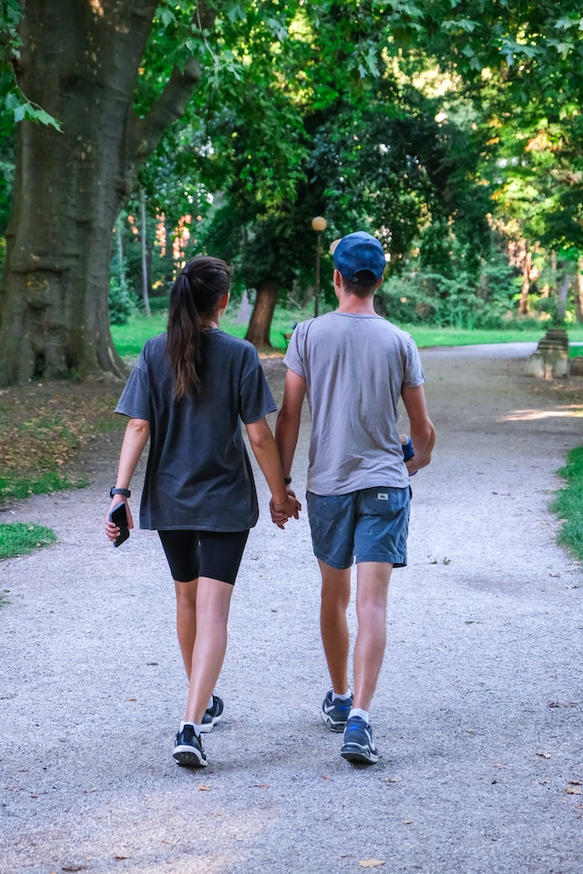 Ex loopt weg met een ander.