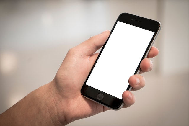 Een smartphone met blanco scherm als symbool voor je ex-vriendin die niet terugbelt.