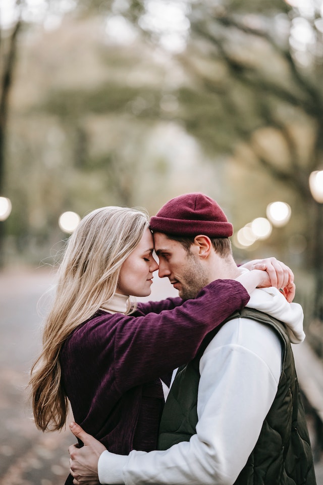 Man en vrouw die elkaar vasthouden als symbool voor de gevoelens die weer kunnen ontstaan
