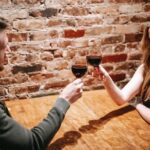 Man en vrouw die samen in een restaurant zitten en proosten, symbool voor een date met je ex.