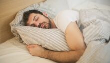 Man ligt in bed te slapen en droomt over zijn ex.