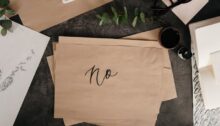 Papier met NO geschreven op een bureau met allerlei spullen, nee zeggen tegen je ex.