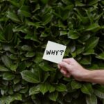 Geel briefje met de tekst "why" van iemand die zich afvraagt waarom zijn of haar ex zo gemeen doet.