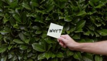 Geel briefje met de tekst "why" van iemand die zich afvraagt waarom zijn of haar ex zo gemeen doet.