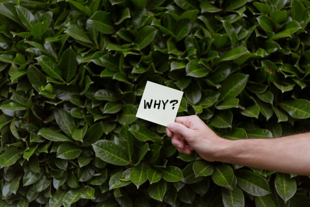 Geel briefje met de tekst "why" van iemand die zich afvraagt waarom zijn of haar ex zo gemeen doet.