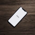 Een smartphone met de tekst "Hello" als symbool voor een ex die contact zoekt tijdens radiostilte.