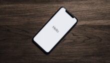 Een smartphone met de tekst "Hello" als symbool voor een ex die contact zoekt tijdens radiostilte.