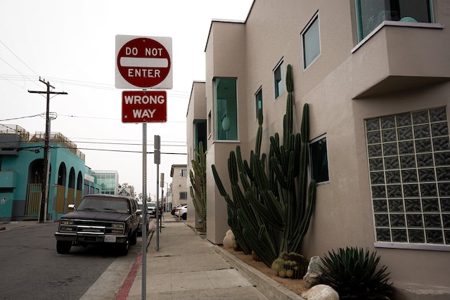 Een straat met borden "do not enter" en "wrong way", symbool voor het vermijden van de slechtste manieren om je ex terug te winnen