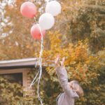 Vrouw die balonnen loslaat als symbool voor het loslaten van je ex.