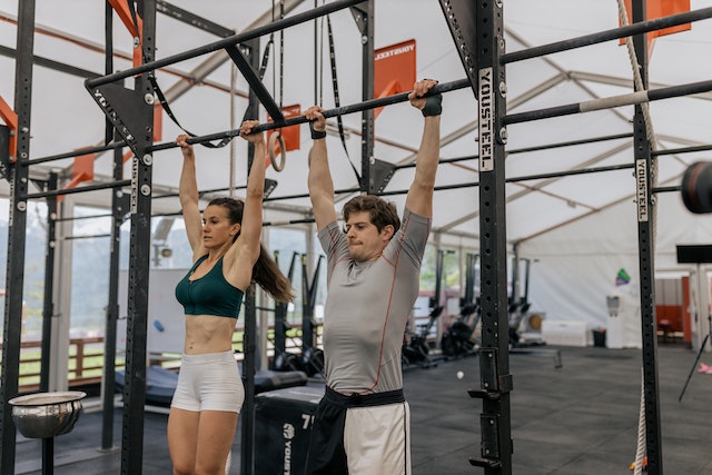 Twee mensen die sporten om zichzelf te verbeteren. Zo worden ze ook aantrekkelijker voor hun man of vrouw.
