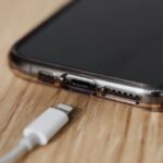 Een iPhone met uitgetrokken laadkabel, symbool voor een periode van radiostilte met je ex.