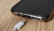 Een iPhone met uitgetrokken laadkabel, symbool voor een periode van radiostilte met je ex.