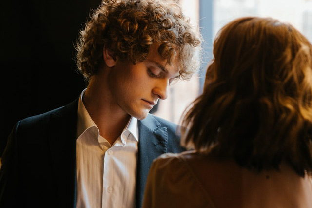 Man en vrouw verwikkeld in een moeilijk gesprek over ieders aandeel in de relatiebreuk.