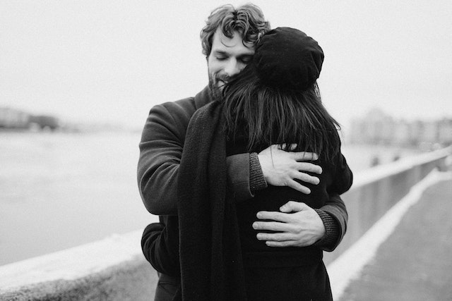 Man en vrouw die elkaar omhelzen.