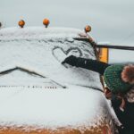 Vrouw tekent hartje op besneeuwde autoruit als symbool dat ze nog van haar ex houdt.
