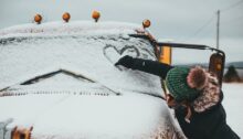 Vrouw tekent hartje op besneeuwde autoruit als symbool dat ze nog van haar ex houdt.