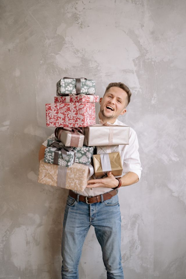 Man staat met een grote stapel cadeaus, een voorbeeld van een groot gebaar dat averechts werkt als de basis nog niet is gelegd.
