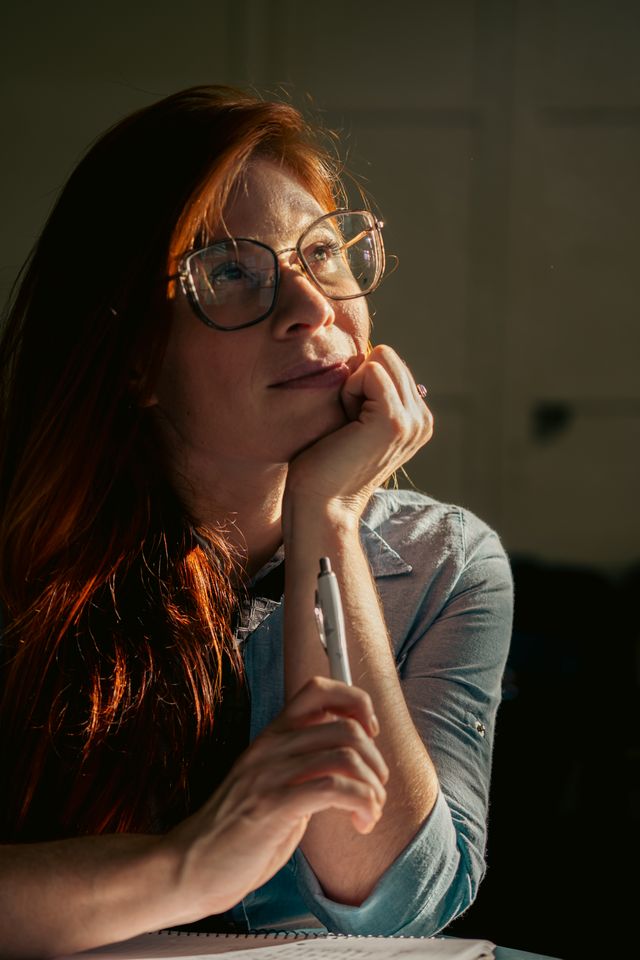 Vrouw in gedachten verzonken, ze vraagt zich af of ze haar ex-man om de juiste redenen terug wil.