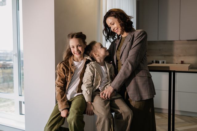 Vrouw lacht naar haar kinderen, als een betrokken en betrouwbare moeder na een scheiding.