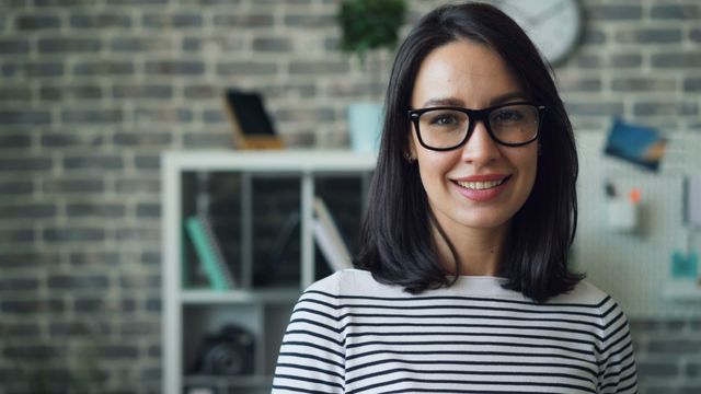 Vrouw lacht vriendelijk, symbool voor het onderhouden van respectvol en zakelijk contact met je ex na een scheiding.