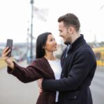 Een selfie maken met je ex, terwijl jullie weer verliefd naar elkaar lachen.