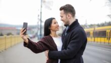 Een selfie maken met je ex, terwijl jullie weer verliefd naar elkaar lachen.