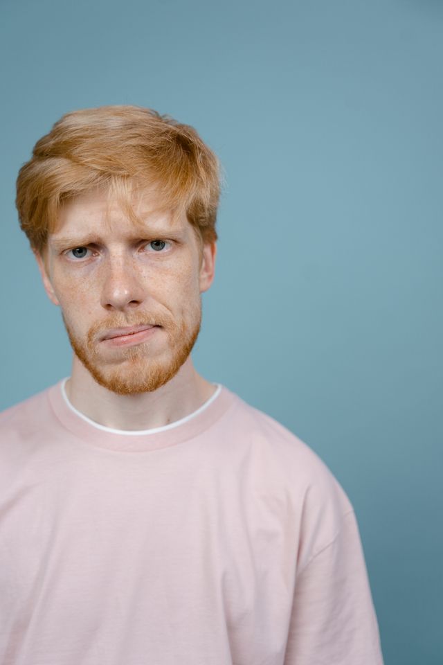 Man trekt een blik van ongeloof, na de zoveelste belofte dat zijn ex is veranderd.