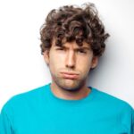 Man blaast tussen zijn lippen door, hij gelooft de beloftes van zijn ex niet meer.