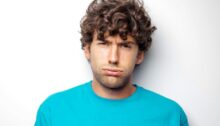 Man blaast tussen zijn lippen door, hij gelooft de beloftes van zijn ex niet meer.