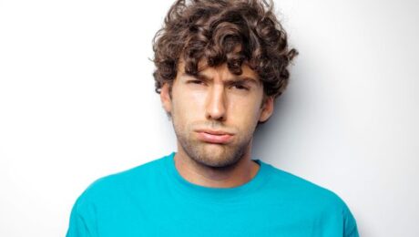 Man blaast tussen zijn lippen door, hij gelooft de beloftes van zijn ex niet meer.