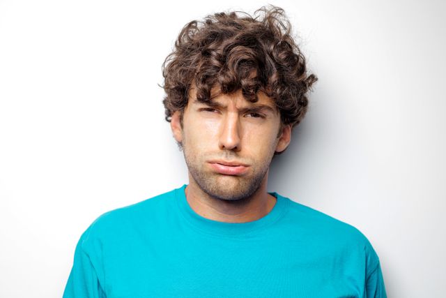 Man blaast tussen zijn lippen door, hij gelooft de beloftes van zijn ex niet meer.