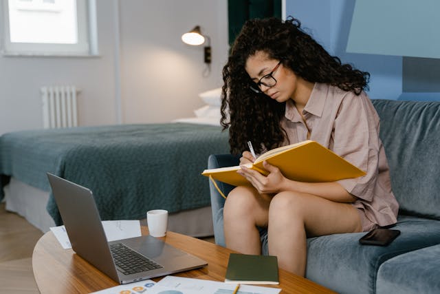 Vrouw schrijft in een dagboek, als uitlaatklep voor alle gevoelens na een relatiebreuk.
