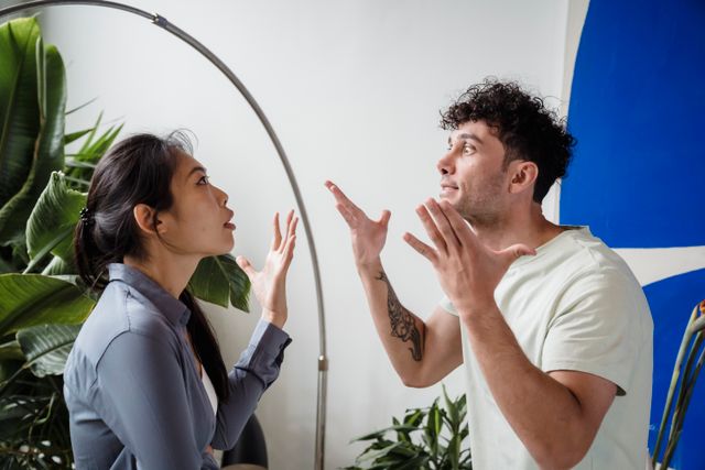 Man en vrouw kibbelen met elkaar, symbool voor de harde woorden die vallen tijdens een relatiebreuk.